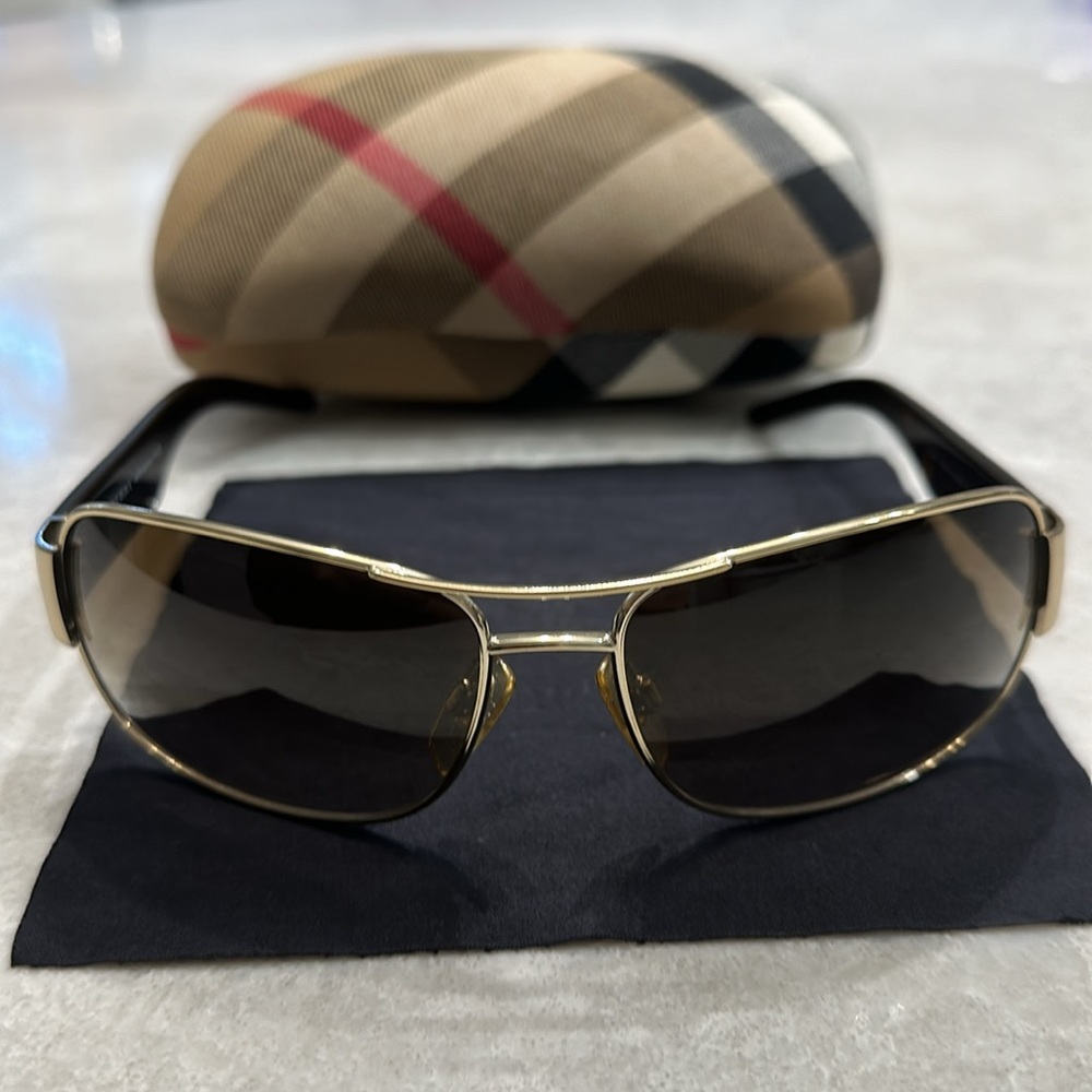 Burberry sunglasses 🕶️ - Picture 2 of 5